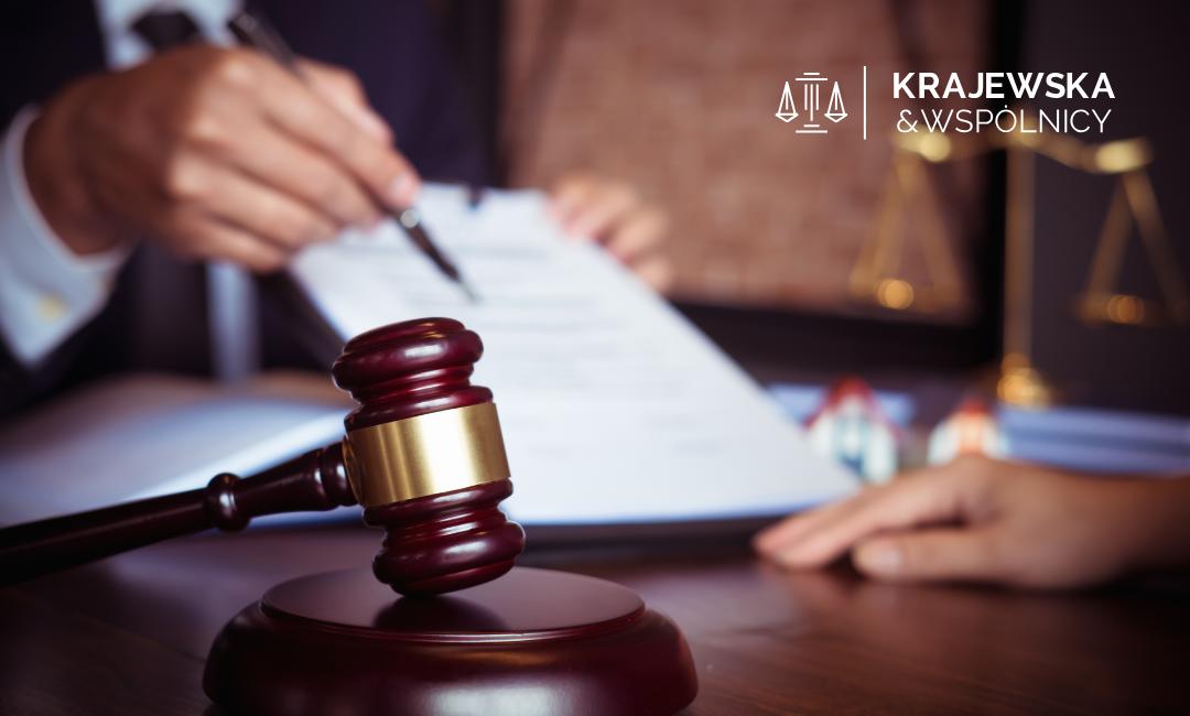 Sprawy-frankowe-Katowice prawnik analizujący umowę CHF w Katowicach