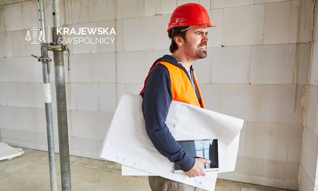 Ekspert analizujący uszkodzenia budynku