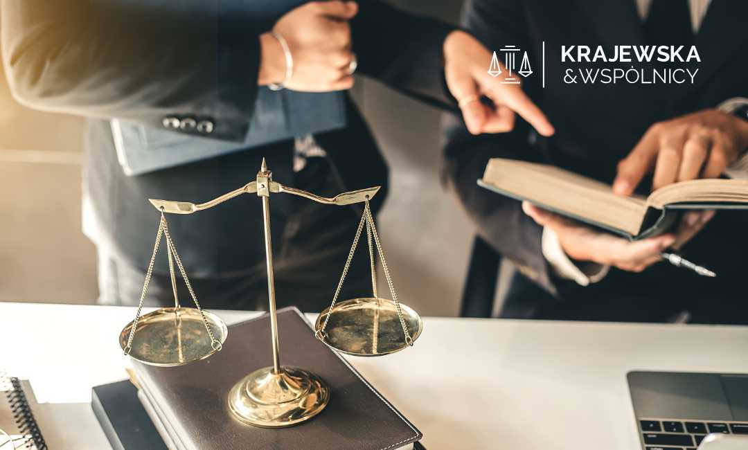 kancelaria-frankowa-co-musisz-wiedzieć Prawnik analizujący umowę kredytową frankowicza