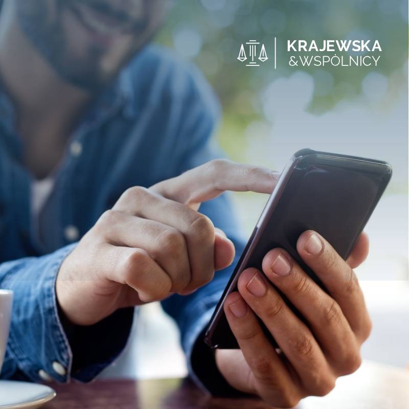 mężczyzna korzystający z telefonu komórkowego