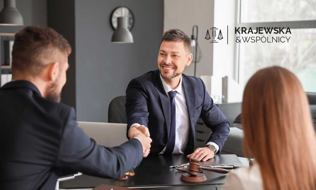 Adwokat z kancelarii prawnej w trakcie spotkania z klientem i uścisku dłoni