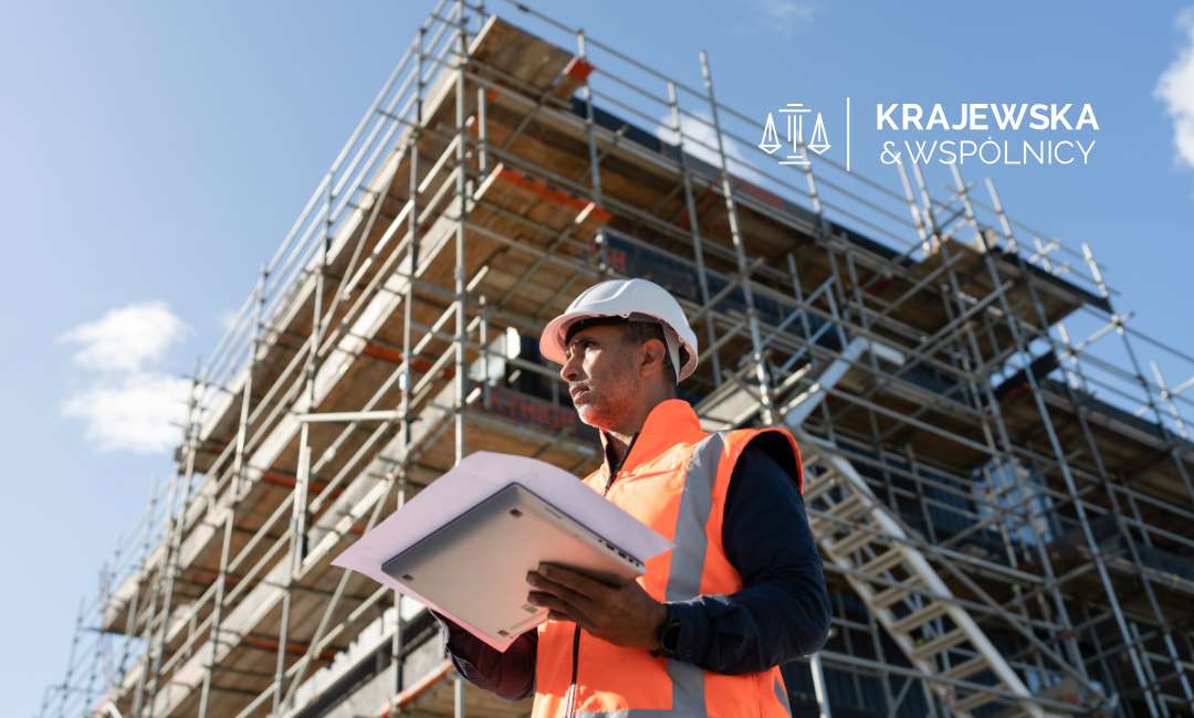 Budowlaniec w trakcie budowy domu