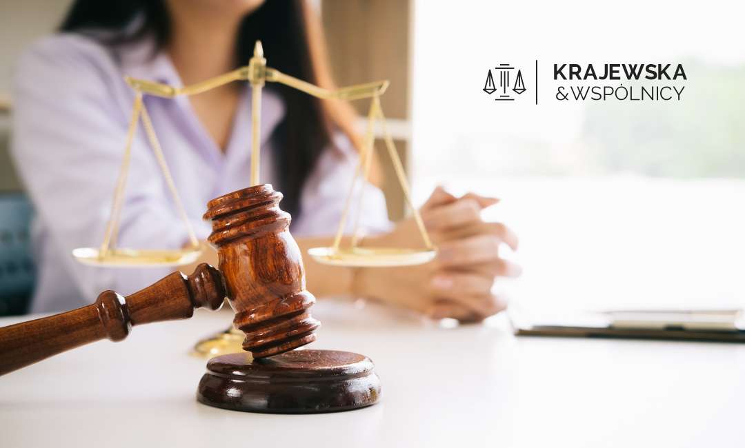 Kancelaria prawna, młotek sędziowski i waga