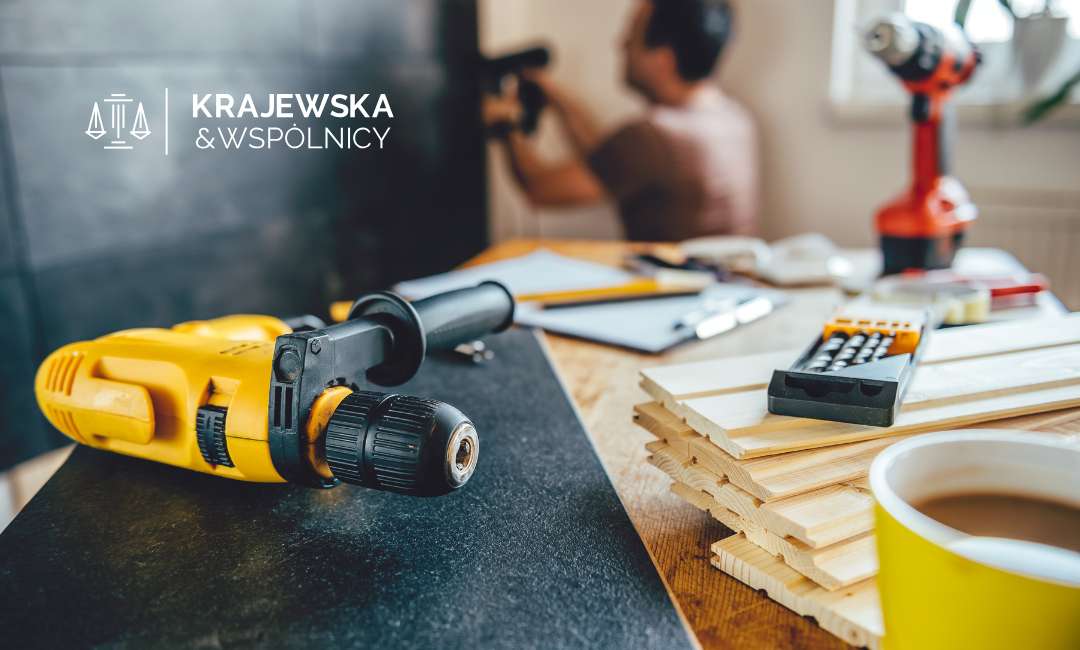 Narzędzia budowalne, w tle mężczyzna wykonujący naprawę w domu