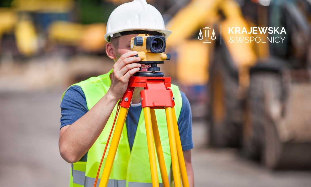 Geodeta z urządzeniem mierniczym podczas pracy