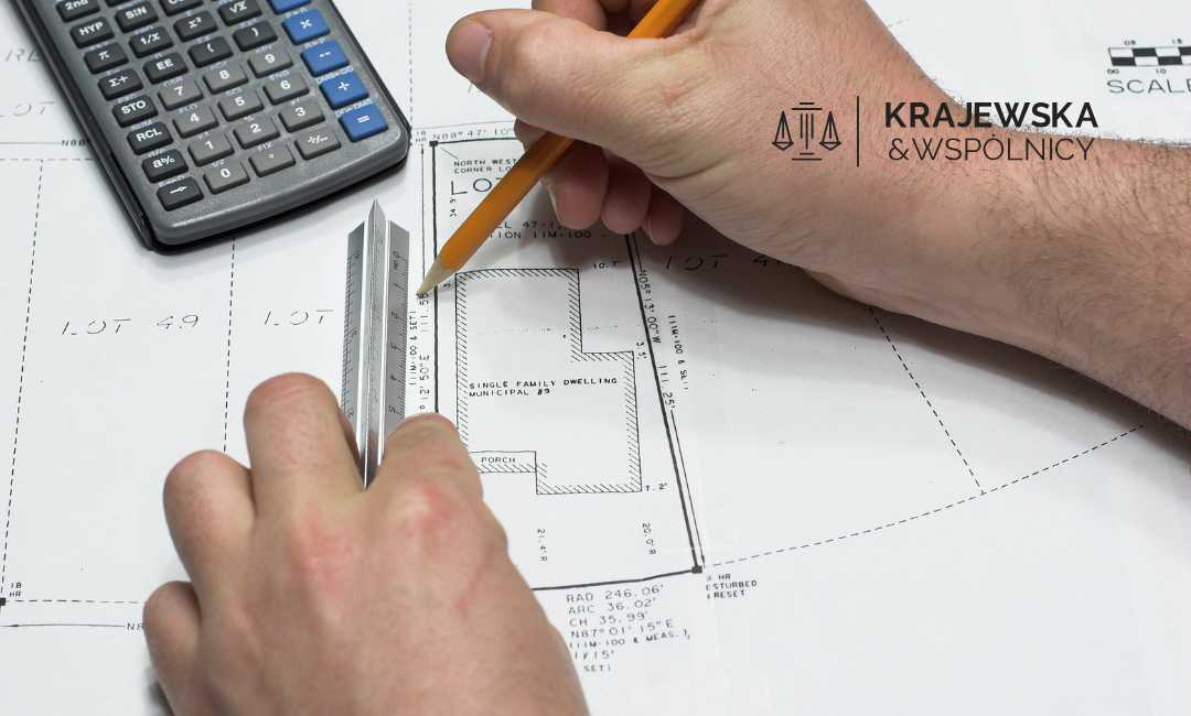 Rysunek techniczny domu, dłonie nanoszące zmiany, kalkulator