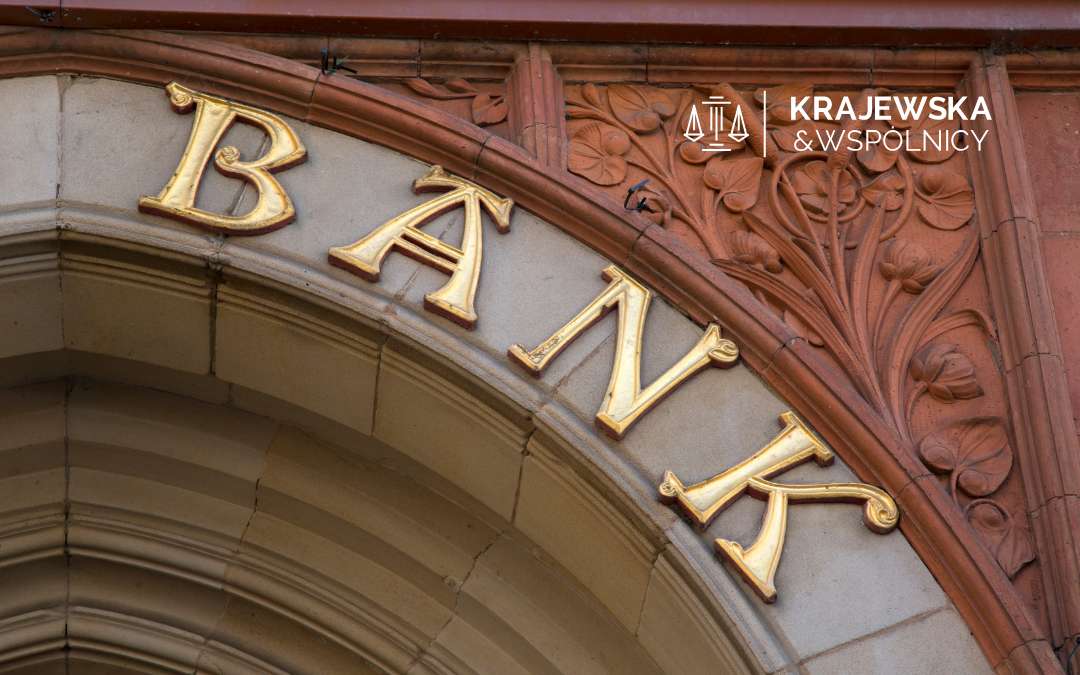 Ozdobna ściana zabytkowej filii banku, złote litery BANK