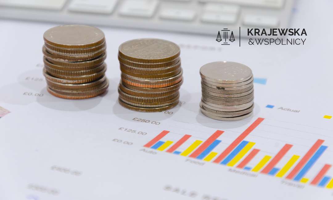 uniewaznienie-bank2 monety leżące na kartce z wykresem bankowym, w tle klawiatura komputera