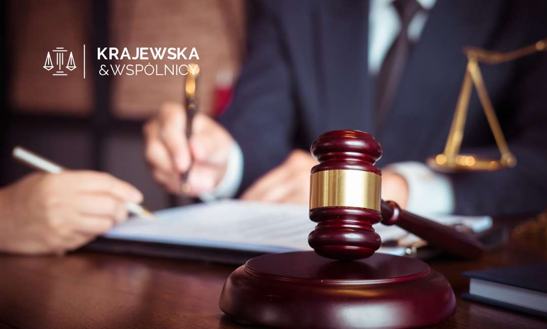 uniewaznienie-bank3 Młotek sędziowski, w tle prawnik tłumaczący klientowi punkty w umowie