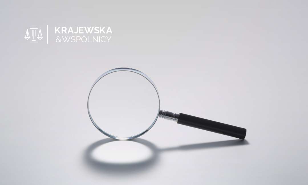 lupa symbolizująca analizę dokumentów dotyczącą sankcji kredytu darmowego