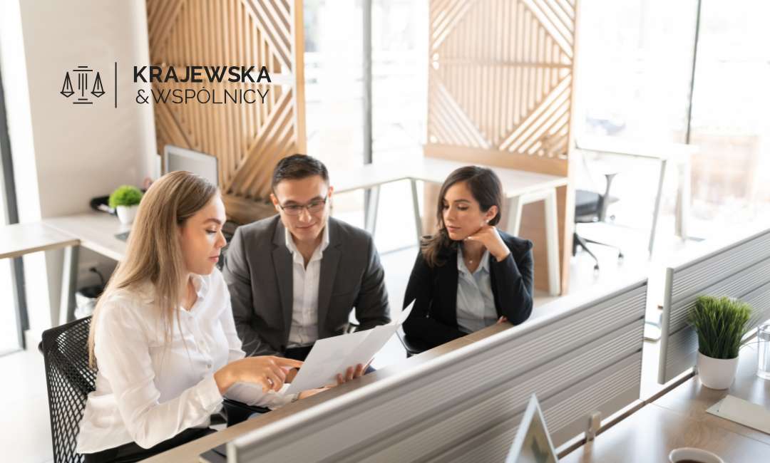 Grupa prawników z kancelarii analizująca umowę kredytową klienta