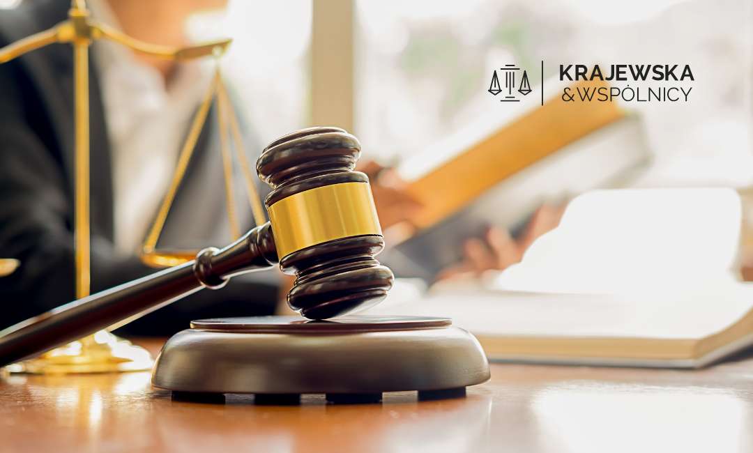 Młotek sędziowski, w tle sędzia