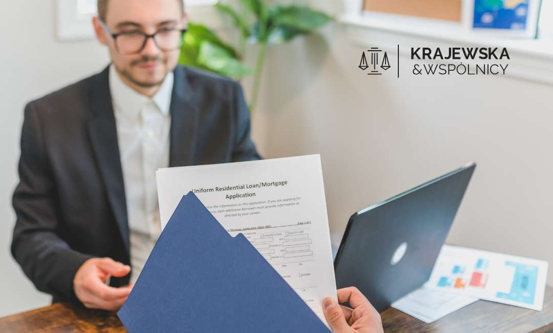 Pracownik banku wręczający klientom umowę kredytową