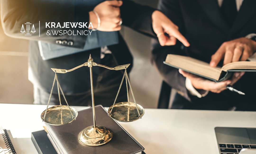 Kancelaria prawna, konsultacja dwóch prawników, złota waga na biurku