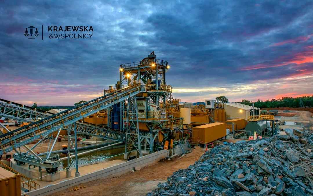 Zakład przemysłowy i infrastruktura górnicza oświetlona o zachodzie słońca – Krajewska & Wspólnicy.