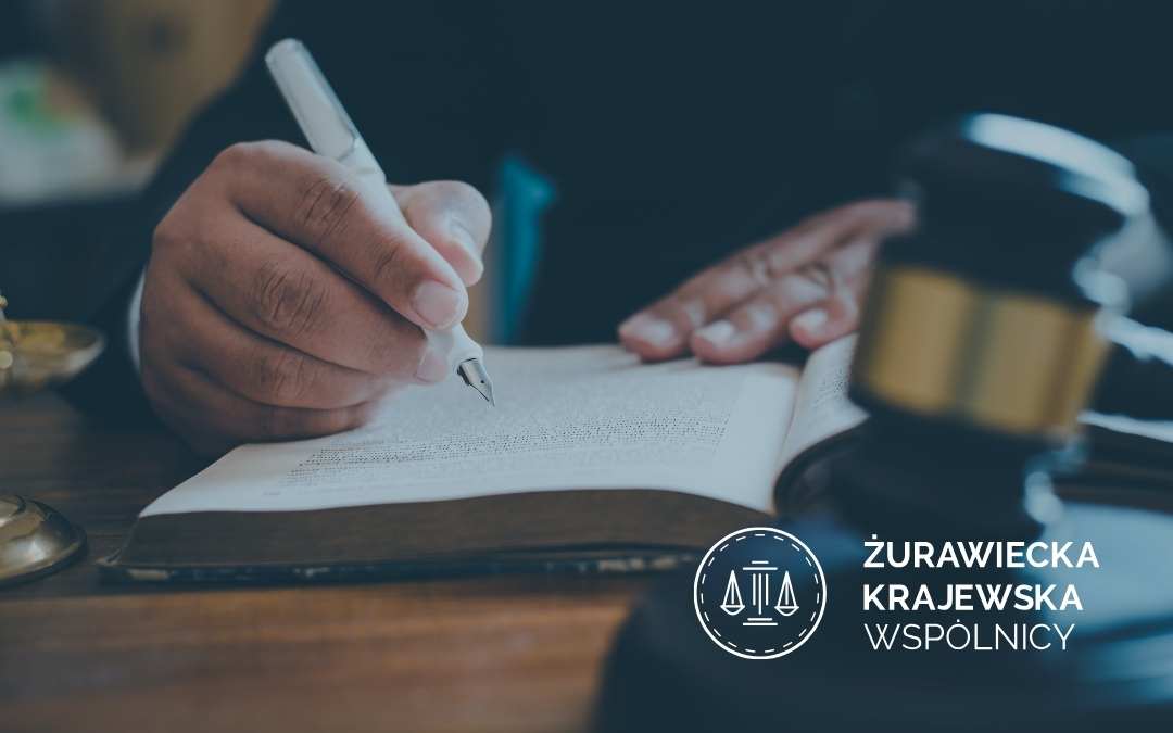 Prawnik podpisujący dokument przy biurku – kancelaria prawna Żurawiecka Krajewska Wspólnicy.