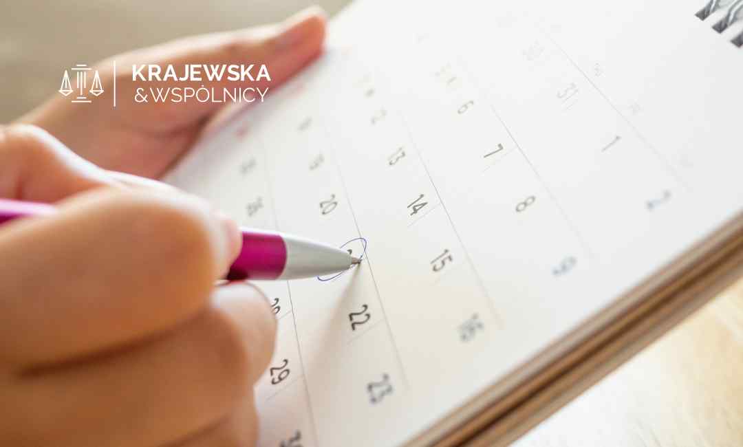 Dłoń zakreślająca datę na kalendarzu