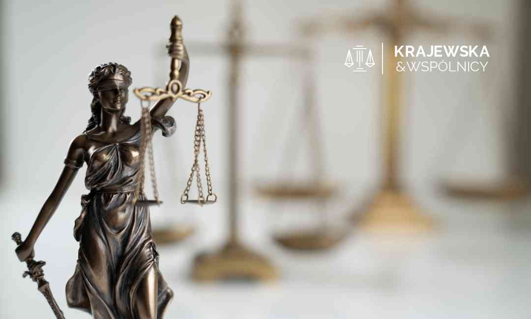 Posąg Temidy trzymającej wagę na tle wagi szalkowej.