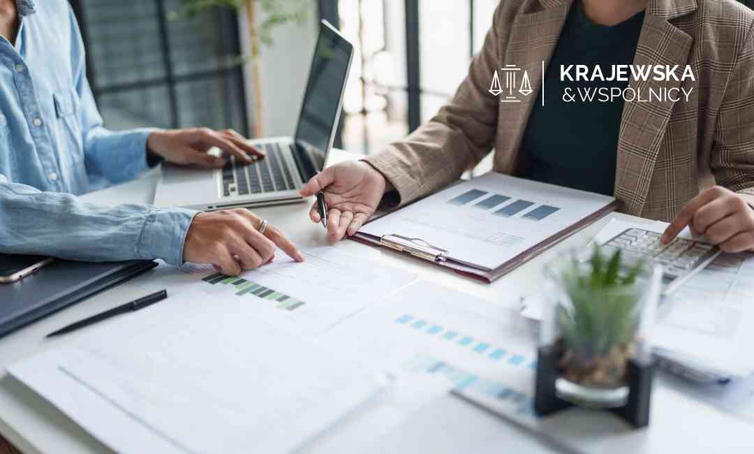 Prawnicy analizują dostarczoną dokumentację – kompleksowe odzyskiwanie należności na Śląsku.