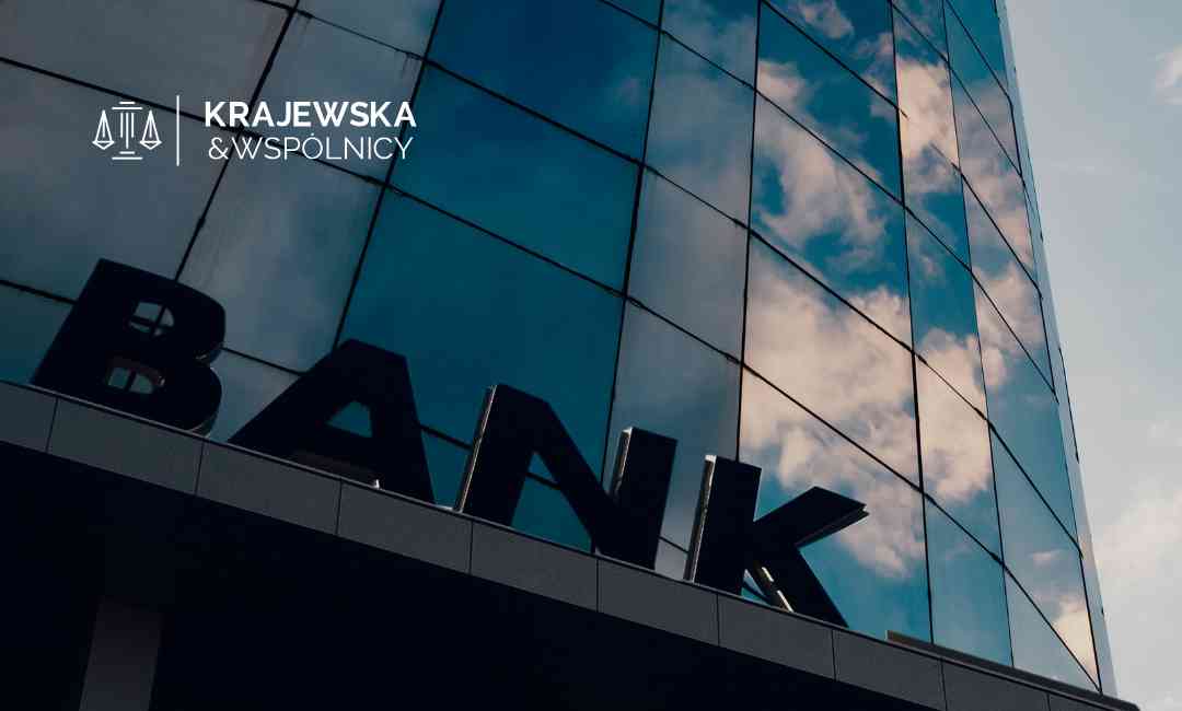 Napis BANK na szklanej fasadzie budynku – grafika dotycząca skutków wyroku TSUE dla polskich kredytobiorców.