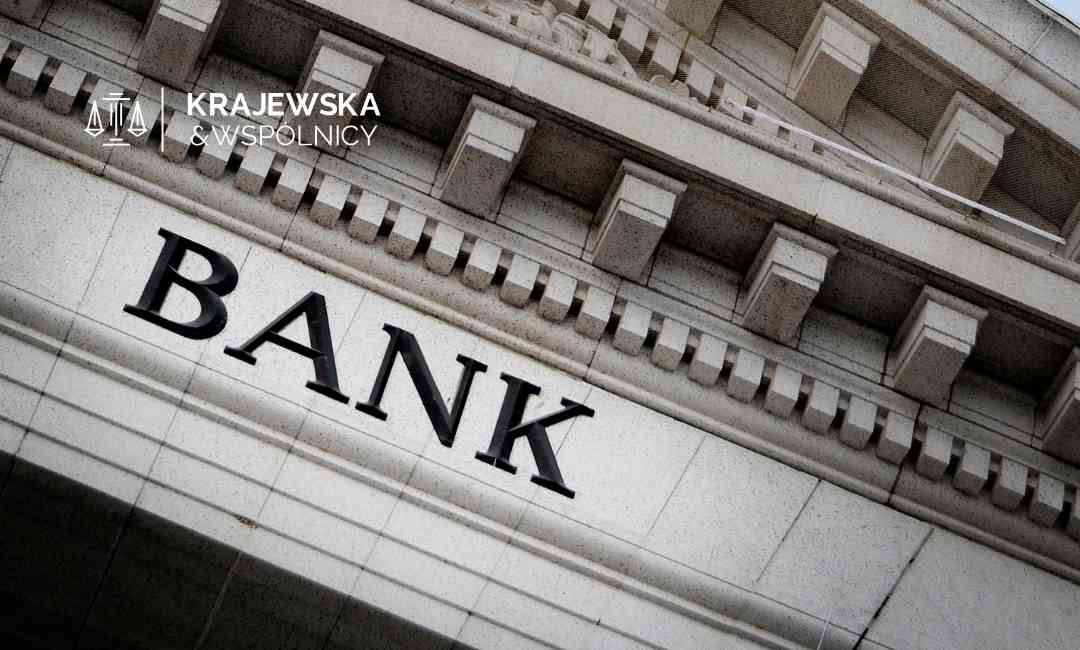Klasyczna architektura banku, podkreślająca powagę instytucji i jej obowiązków prawnych.