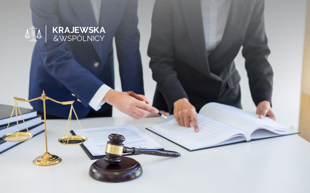 analizowanie umowy, na biurku leży młotek sędziowski