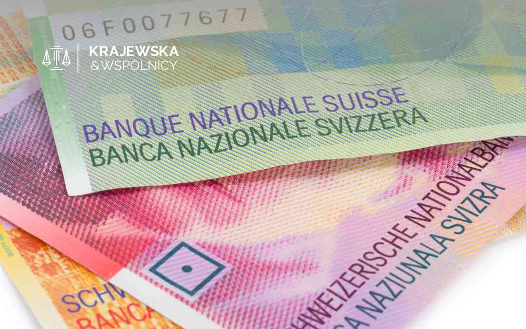 Kolorowe banknoty franków szwajcarskich z widocznymi napisami Banque Nationale Suisse leżące jeden na drugim.