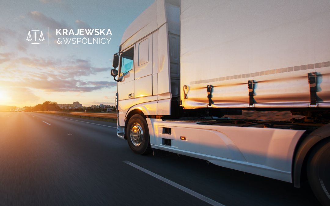 ciężarówka jadąca po drodze