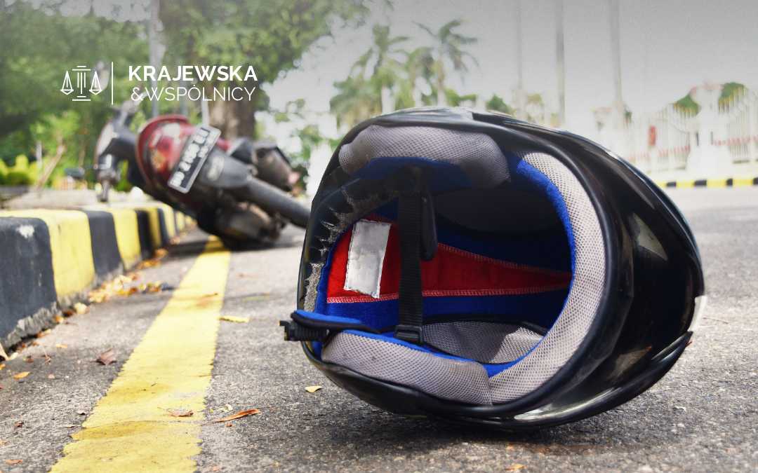 Kask i motor leżące na drodze po wypadku