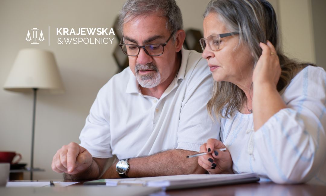 dwie osoby sprawdzające dokumenty