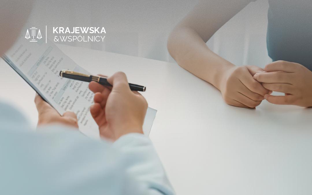 grafika przedstawia dokumnet, długopis oraz dwie osoby