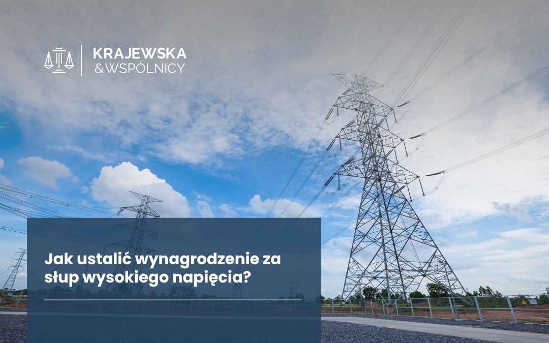 Banner with a high‑voltage transmission tower, blue sky, and a dark blue text box showing Polish headline: 'Jak ustalić wynagrodzenie za słup wysokiego napięcia?' (Krajewska & Wspólnicy logo in top left).