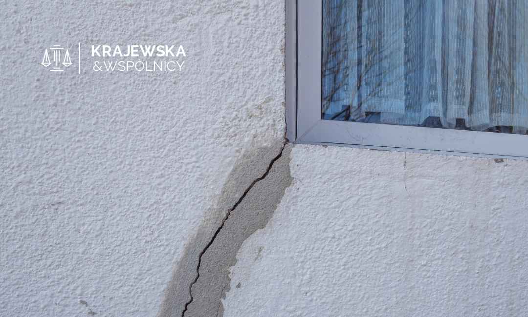 pęknięcie w ścianie budynku