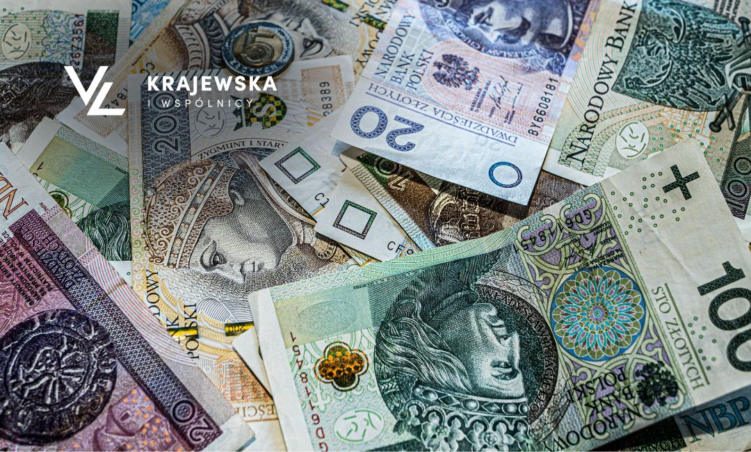 Rozsypane polskie banknoty o różnych nominałach.