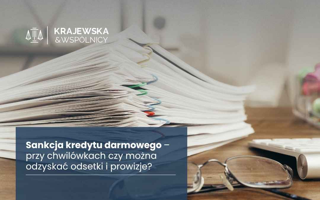 Stos dokumentów na biurku z okularami, logo kancelarii w rogu, tytuł artykułu o sankcji kredytu darmowego w chwilówkach.